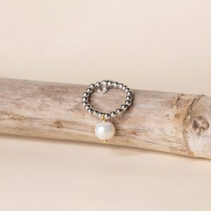 Anello argentato con perla d’acqua dolce
