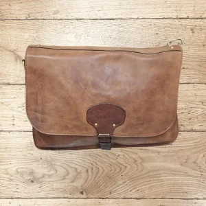 Tracolla postina Gianni Conti in pelle scamosciata con pattina.