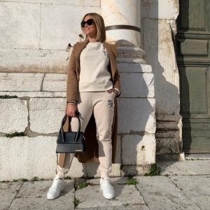 TUTA VARSITY CON INIZIALI